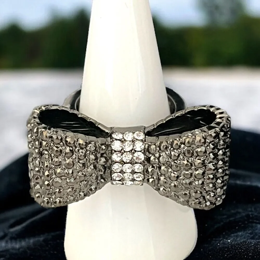 New Crystal Stretch Ring Size 7.5 Hematite Tone Bow - 5K
